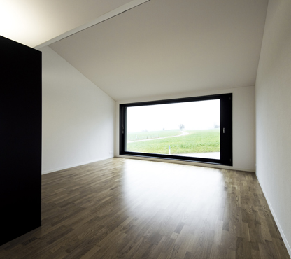 Hoher Wohnraum mit Ausblick in die Landschaft